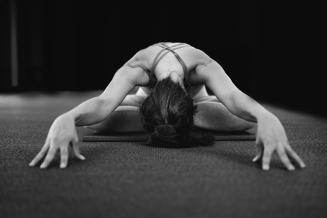Ruhige Yoga-Haltung in einer Schwarz-Weiß-Aufnahme
